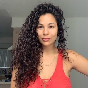 Meet your Posher, Larissa